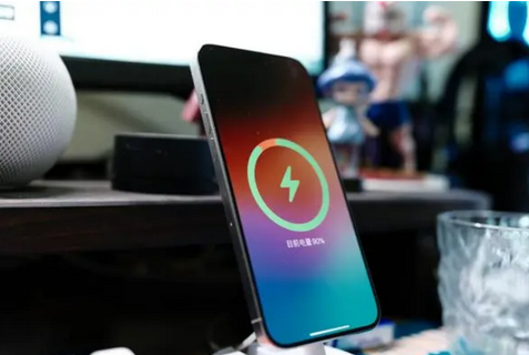 沽源苹果15换屏服务分享用什么充电器给iPhone15充电更好 